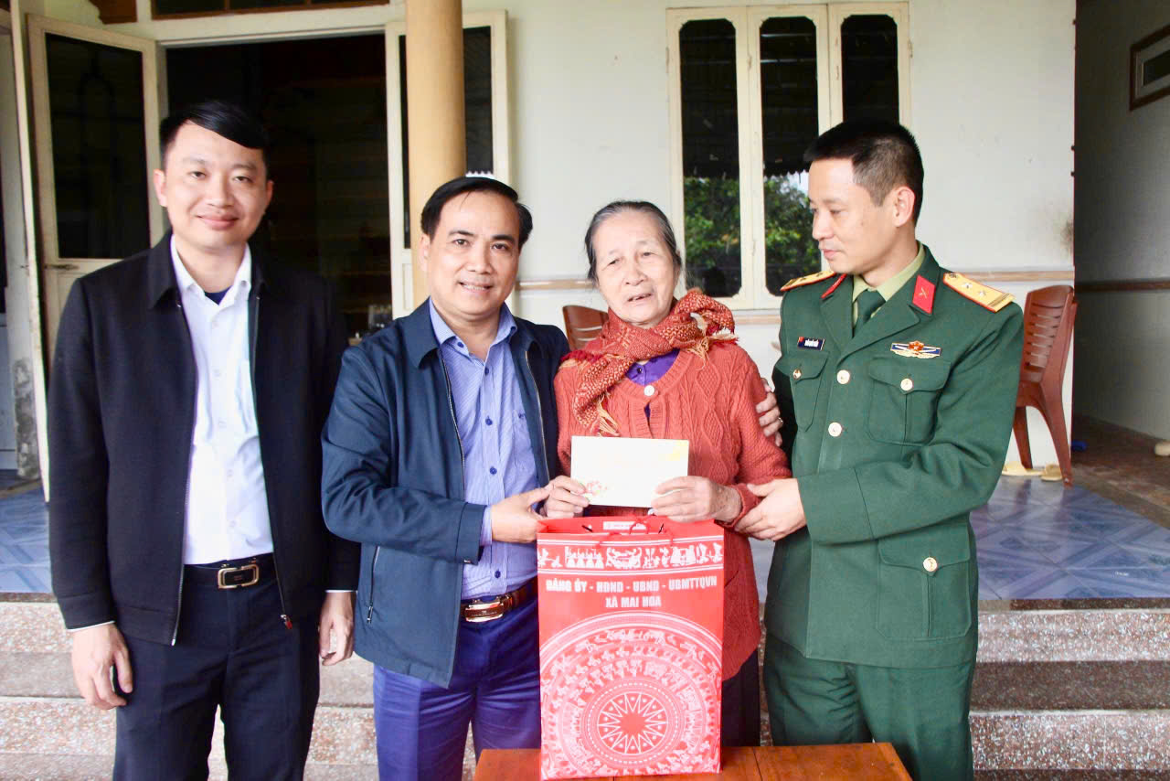 Lãnh đạo xã Mai Hoa chúc tết, tặng quà Đảng viên, gia đình người có công