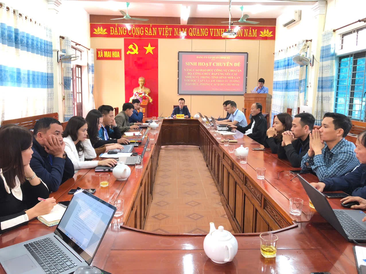 Đảng ủy cơ quan UBND xã Mai Hoa tổ chức sinh hoạt chuyên đề nâng cao đạo đức công vụ cho cán bộ, công chức đáp ứng yêu cầu nhiệm vụ trong tình hình mới gắn với học tập và làm theo tư tưởng, đạo đức, phong cách hồ chí minh