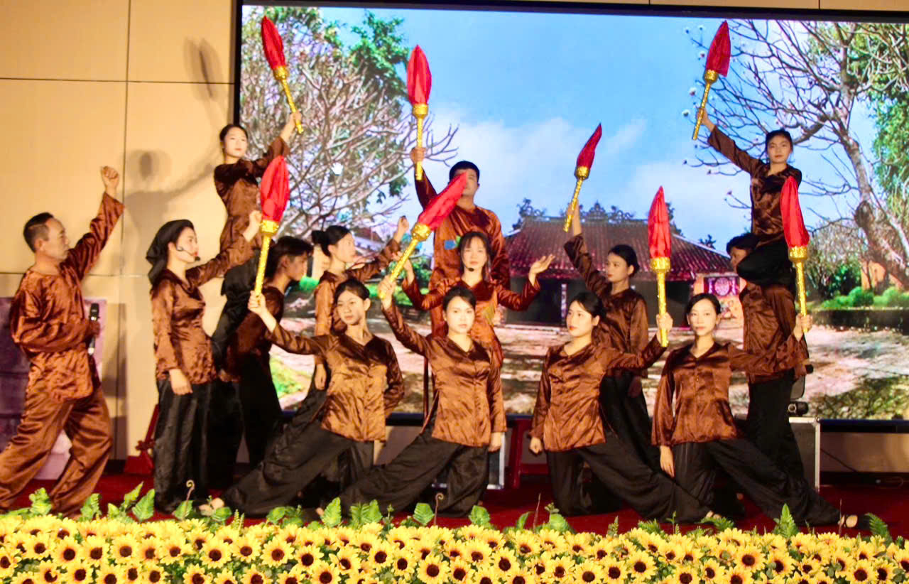 Xã Mai Hoa tổ chức chương trình nghệ thuật mừng  xuân dâng Đảng, trao quà tết cho người nghèo.