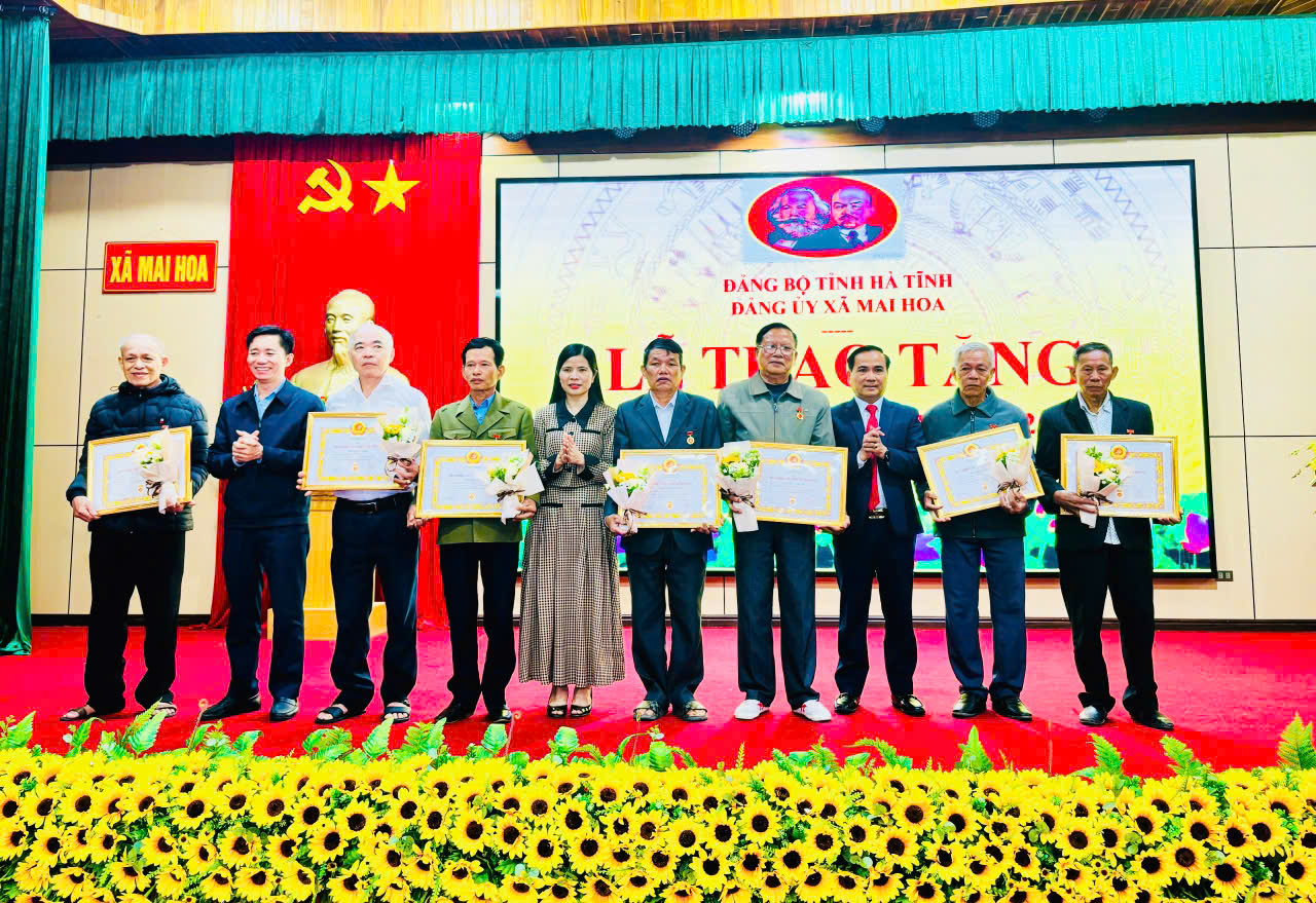 Ban thường vụ Đảng ủy xã Mai trao Huy hiệu Đảng đợt 3/2 cho 14 Đảng viên