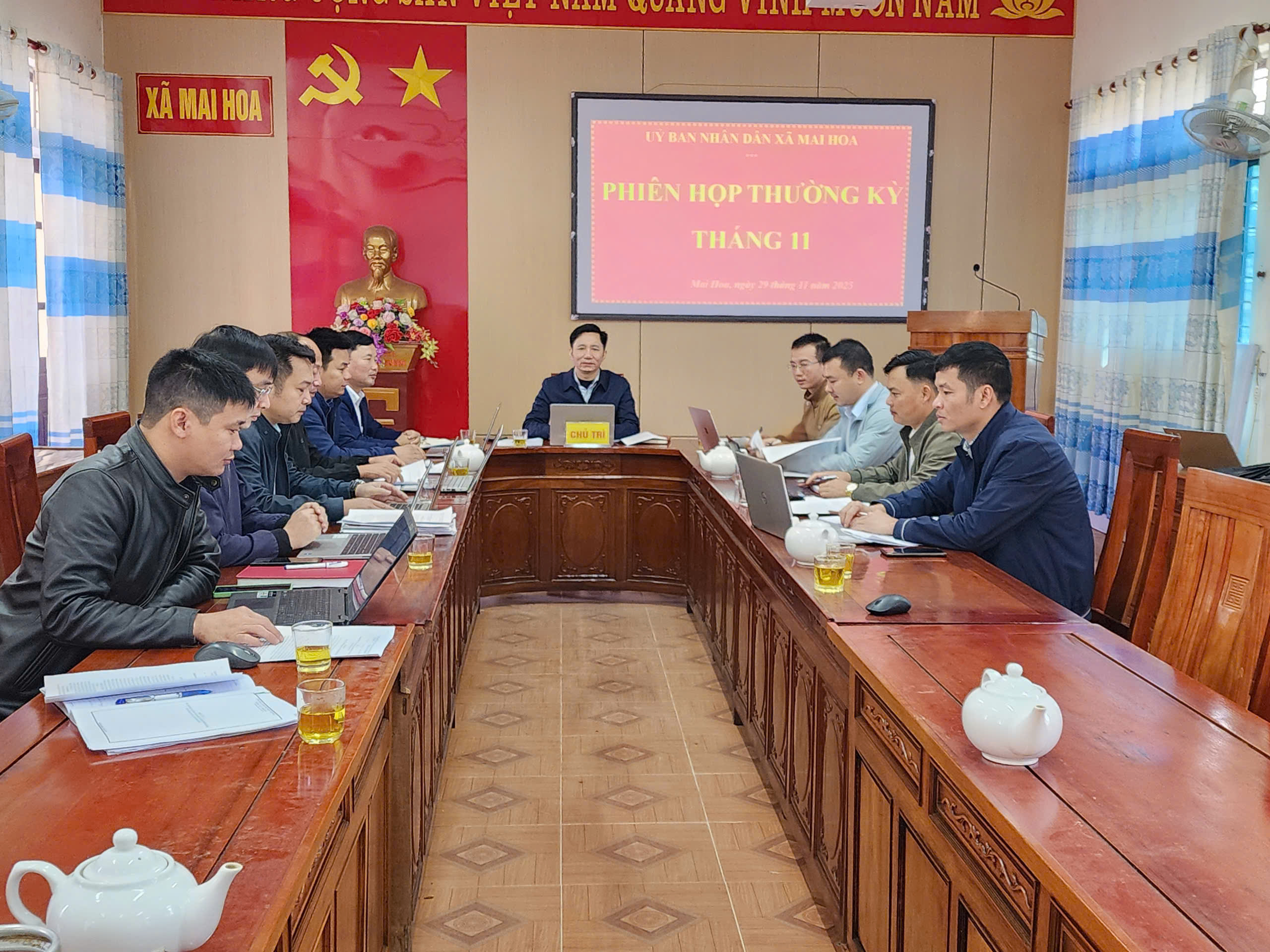 Phiên họp thường kỳ UBND xã Mai Hoa tháng 11/2025 đánh giá tình hình kinh tế - xã hội, quốc phòng - an ninh năm 2025; Kế hoạch phát triển kinh tế - xã hội năm 2026.