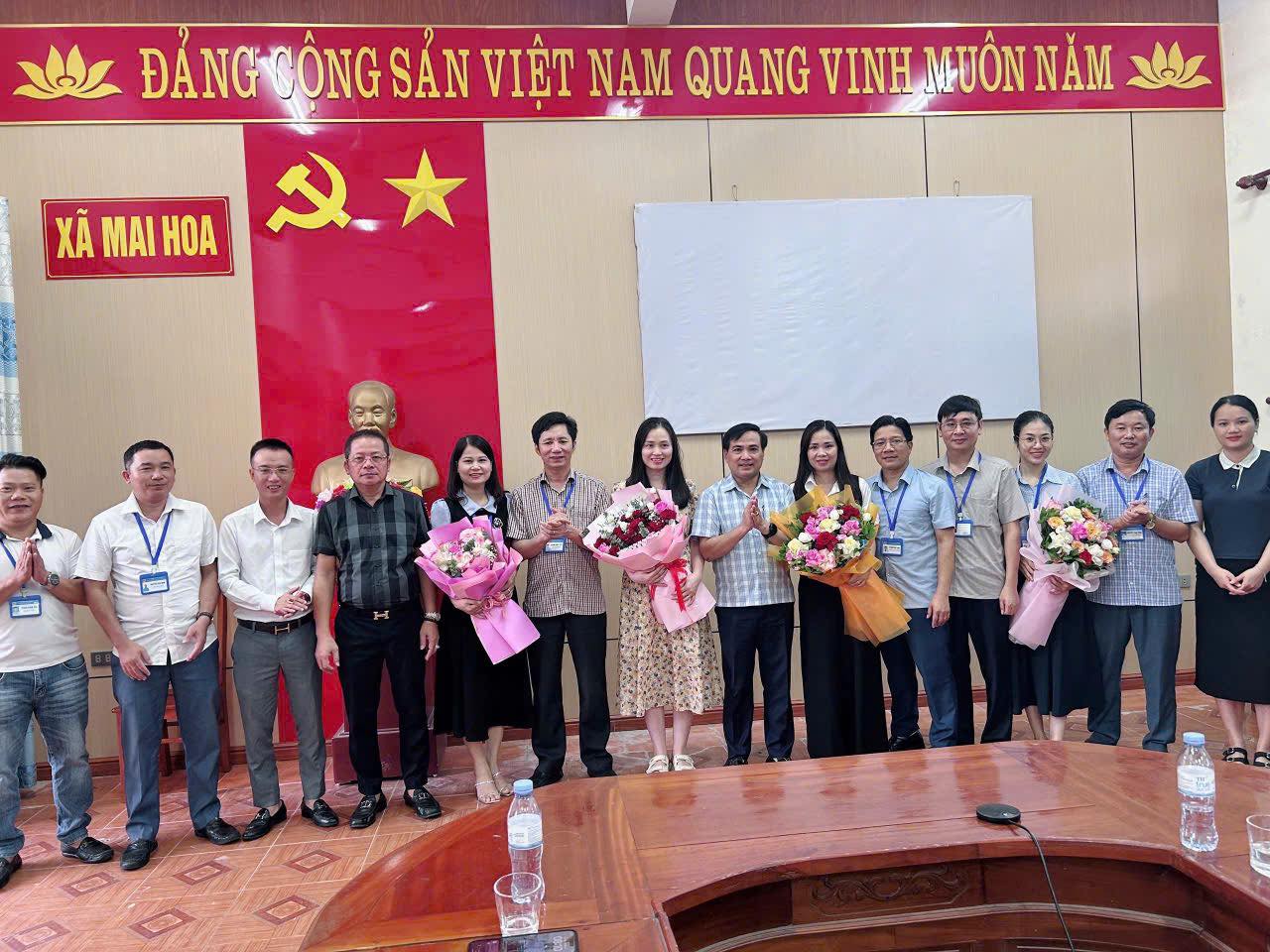 Tặng hoa chúc mừng nhân Kỷ niệm 80 năm ngày truyền thống (28/8/1945 - 28/8/2025) các ngành