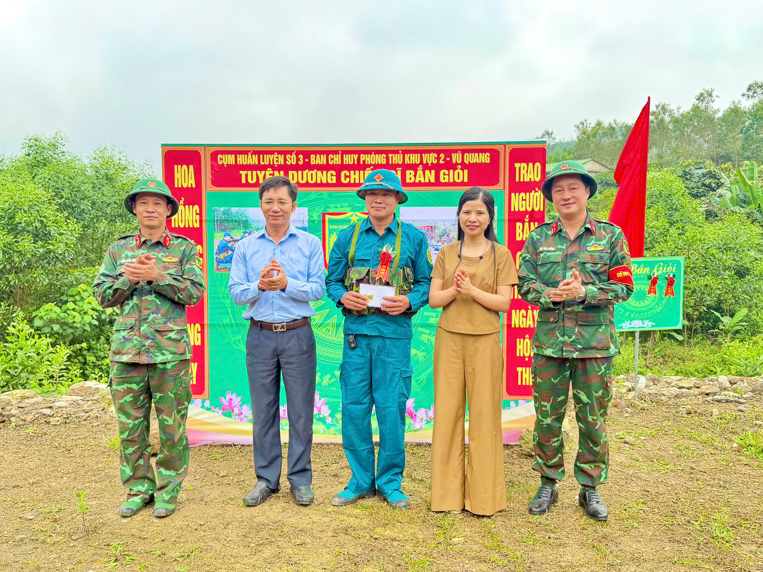 Xã Mai Hoa: 11/41 chiến sỹ Dân quân năm thứ nhất tham gia bắn súng đạt loại giỏi. 