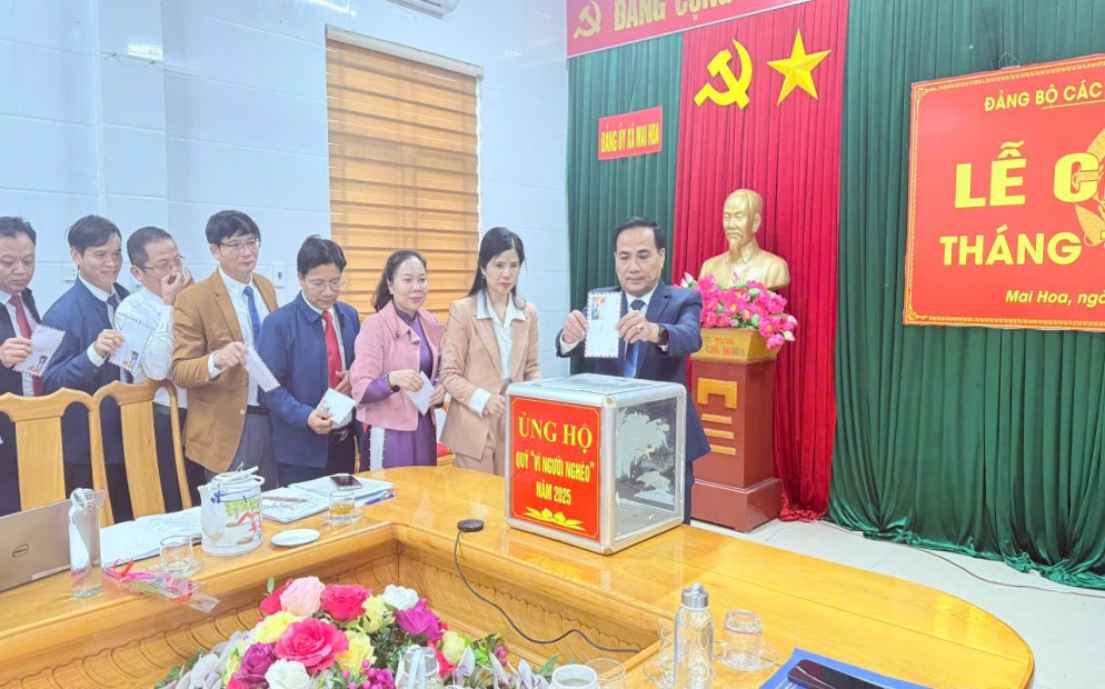 Đảng bộ các cơ quan Đảng xã Mai Hoa tổ chức Lễ chào cờ tháng 11 và phát động ủng hộ Quỹ “Vì người nghèo” năm 2025