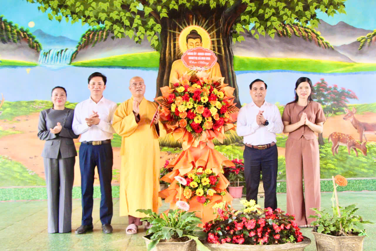 Ủy ban MTTQ Việt Nam xã Mai Hoa, Chùa Phượng Hoàng trao tặng quà Tết cho các hộ nghèo