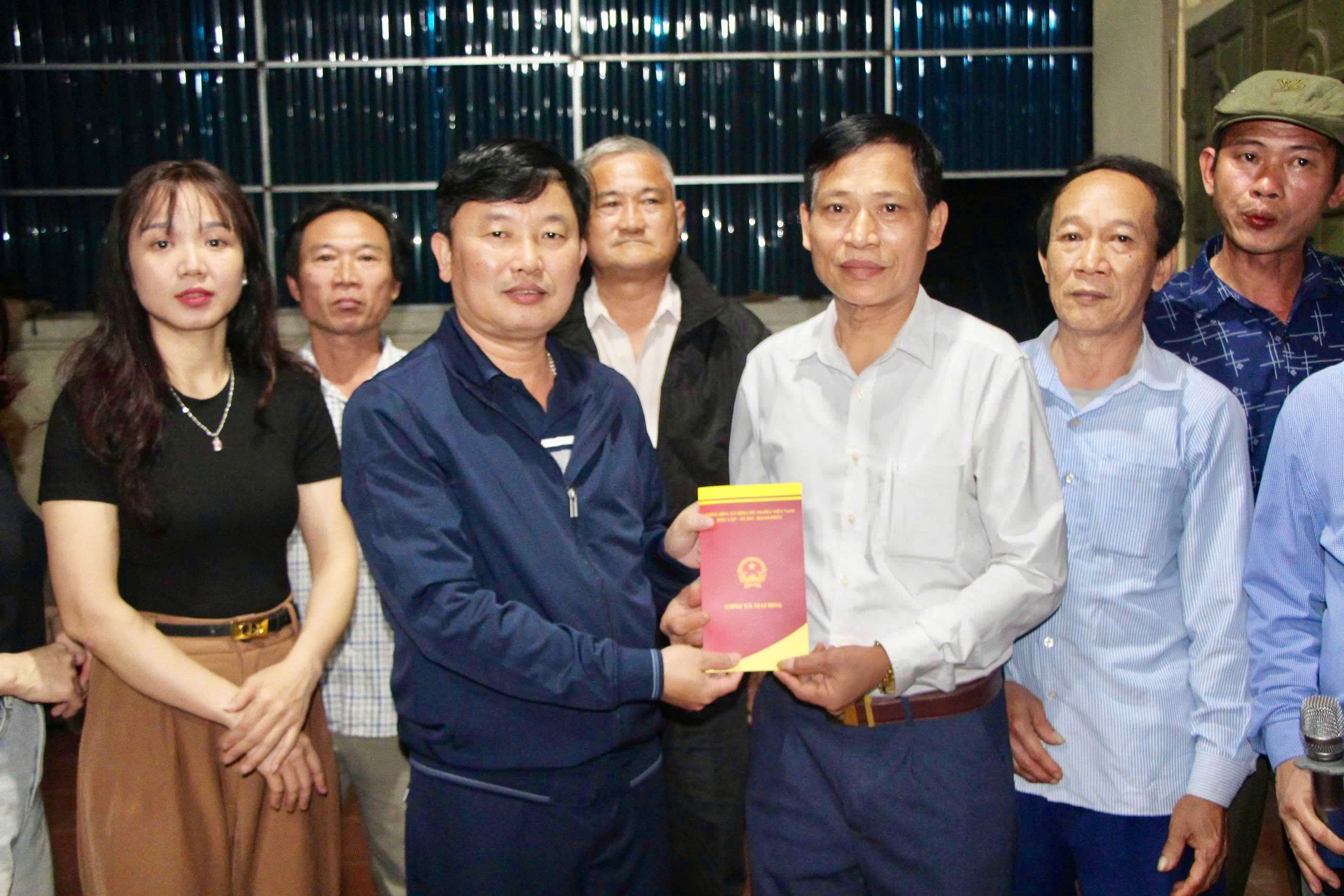 Lãnh đạo xã Mai Hoa tặng quà động viên Đội tập kịch “ Ánh lửa Mai Hoa”