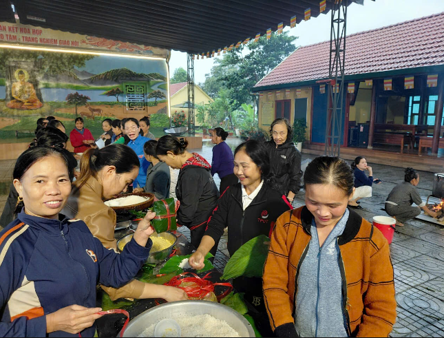 Hội LHPN xã Mai Hoa gói gần 1.500 bánh chưng gửi đồng bào vùng lũ