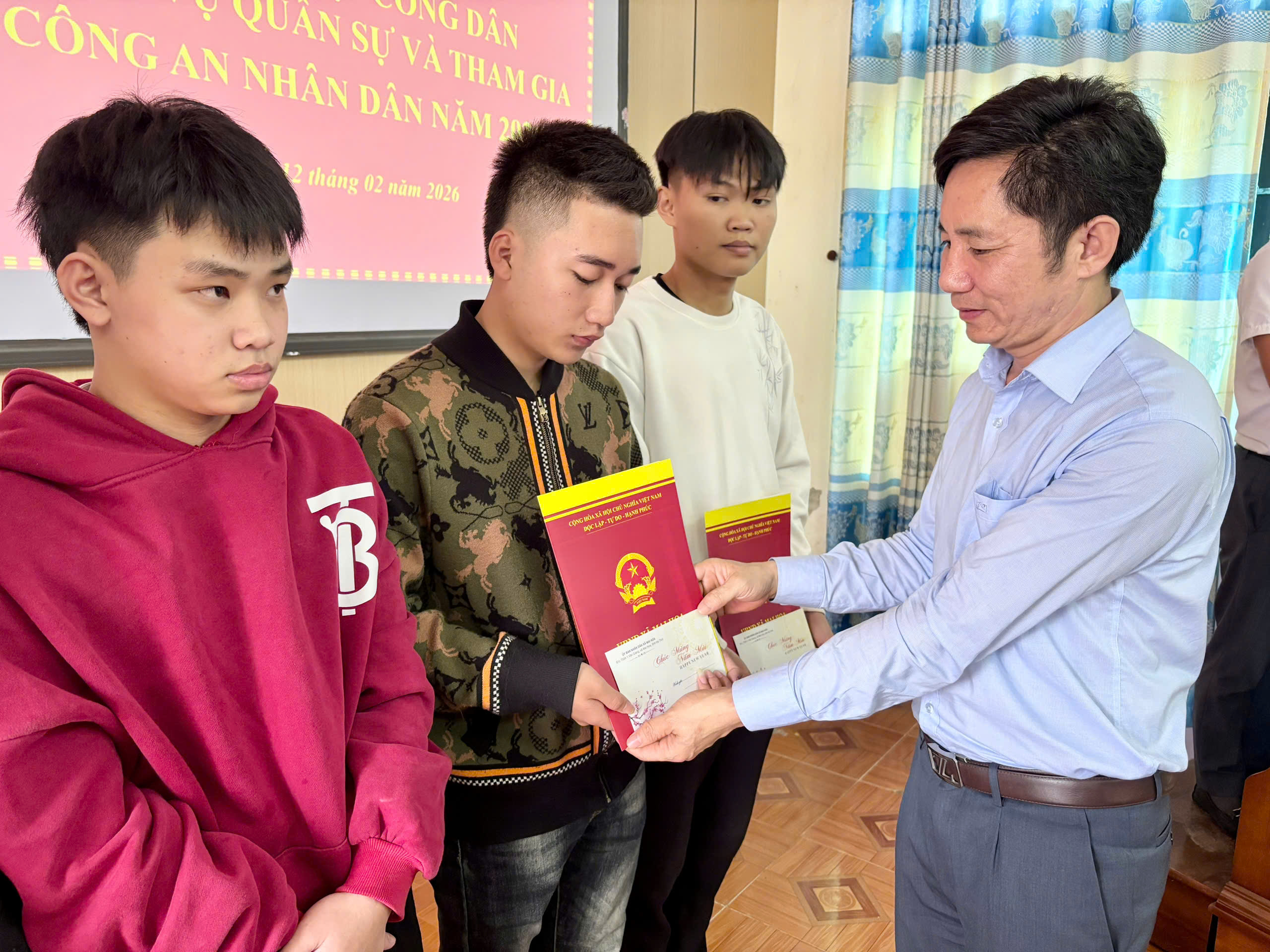 Xã Mai Hoa trao Quyết định gọi công dân nhập ngũ năm 2026