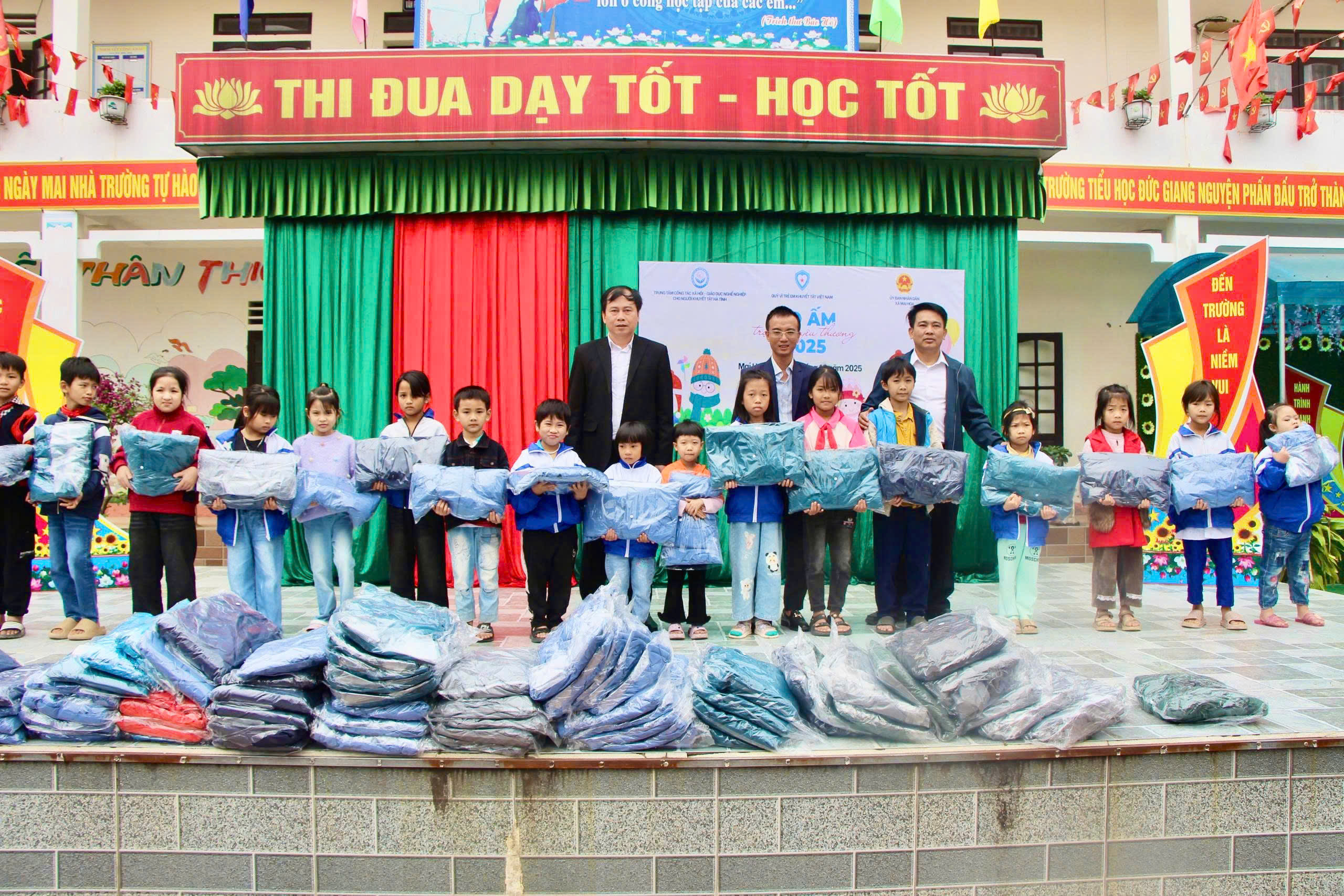 Quỹ vì trẻ em khuyết tật Việt Nam, Trung tâm Công tác xã hội - Giáo dục nghề nghiệp cho người khuyết tật trao 140 áo ấm cho trẻ em khuyết tật, trẻ em nghèo