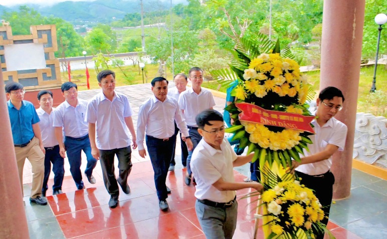 XÃ MAI HOA: THĂM HỎI, ĐỘNG VIÊN, TẶNG QUÀ VÀ DÂNG HƯƠNG KỶ KIỆM 78 NĂM NGÀY THƯƠNG BINH - LIỆT SỸ 