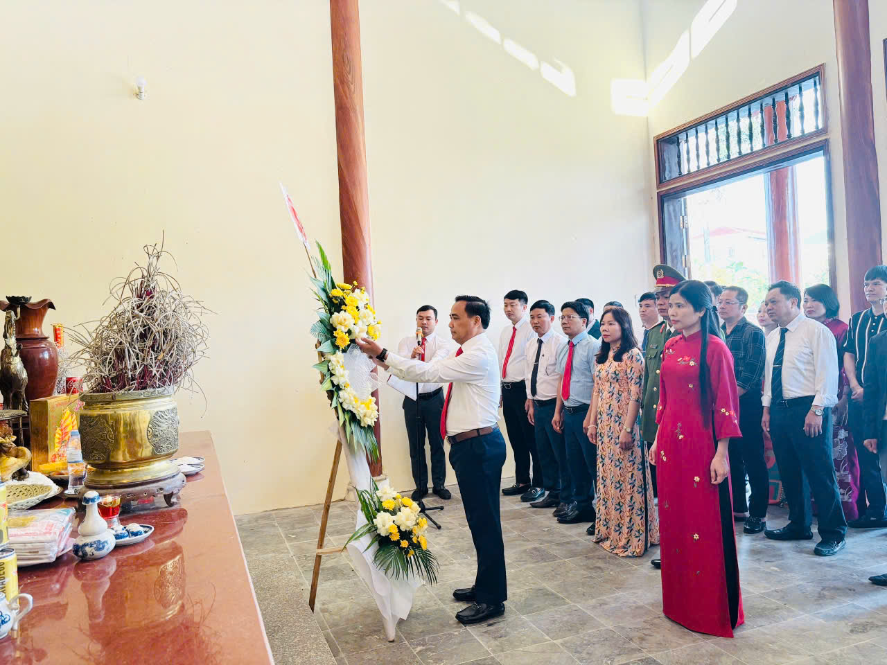 Đoàn cán bộ xã Mai Hoa dâng hoa, thắp hương Nhà bia tưởng niệm anh hùng liệt sỹ trên địa bàn