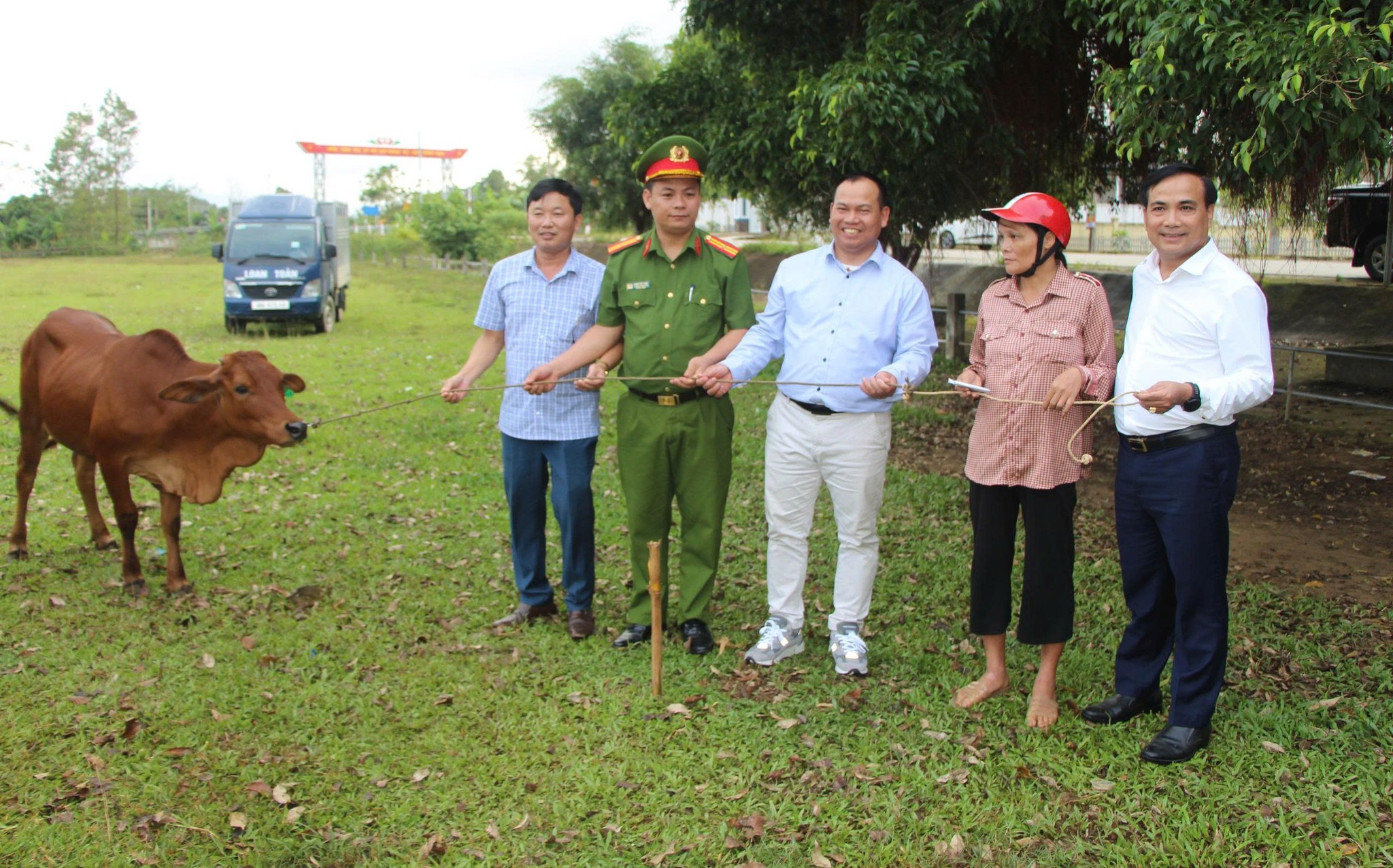 Xã Mai Hoa trao tặng bò cho hộ nghèo, cận nghèo, hoàn cảnh đặc biệt khó khăn.