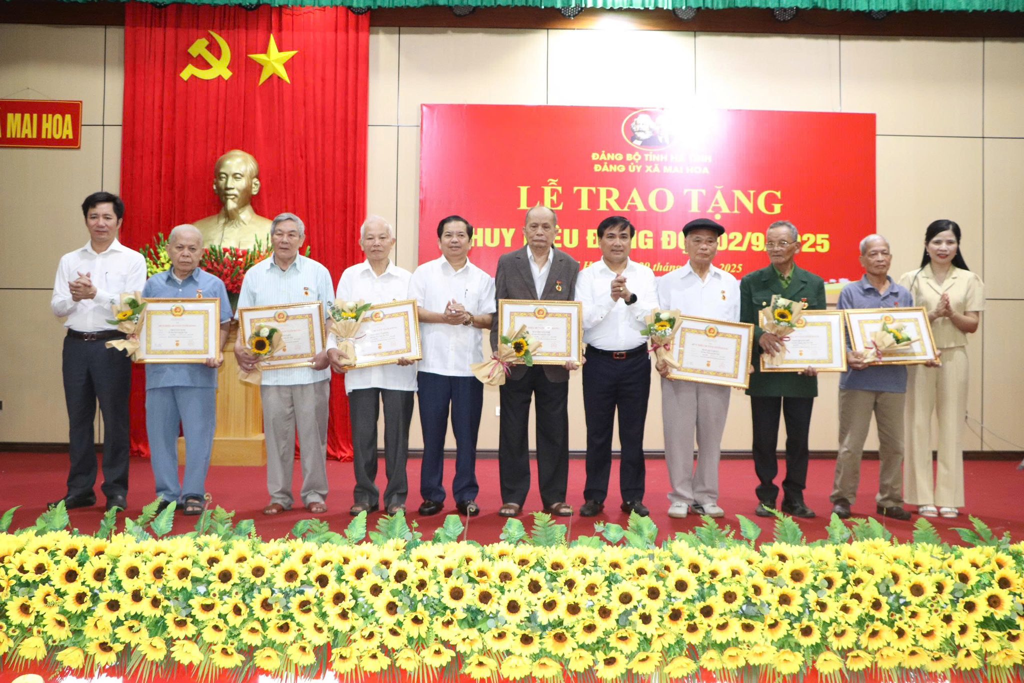 Xã Mai Hoa trao huy hiệu Đảng đợt 2/9, học tập các chỉ thị Nghị quyết của Trung ương, của Tỉnh, Nghị quyết Đại hội Đảng bộ xã