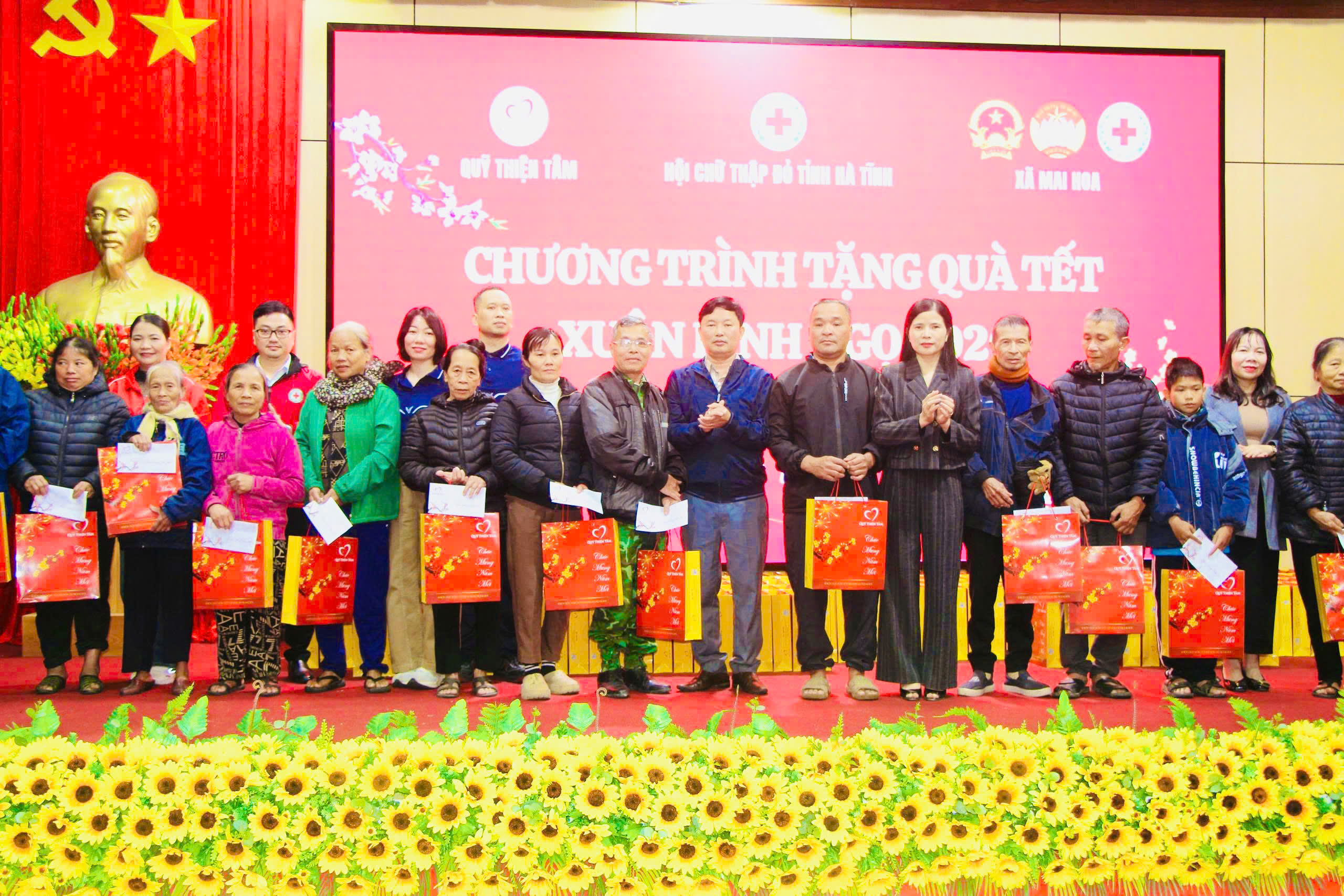 HỘI CHỮ THẬP ĐỎ TỈNH HÀ TĨNH PHỐI HỢP QUỸ THIỆN TÂM – TẬP ĐOÀN VINGROUP TRAO 300 SUẤT QUÀ TẾT BÍNH NGỌ 2026 TẠI XÃ HOA