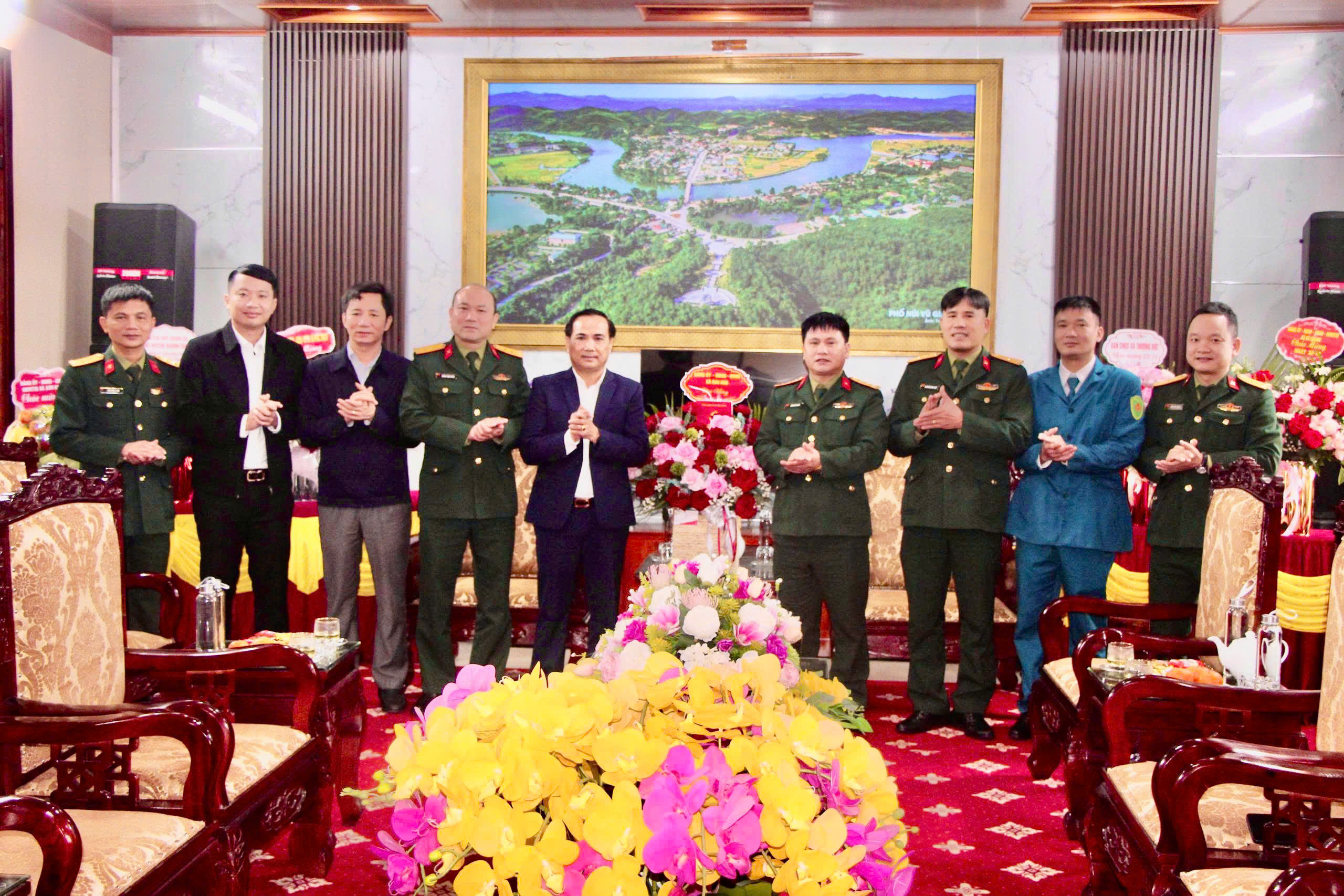 Lãnh đạo xã Mai Hoa chúc mừng Ban Chỉ huy Phòng thủ khu vực 2 – Vũ Quang và Ban CHQS xã nhân ngày 22/12.