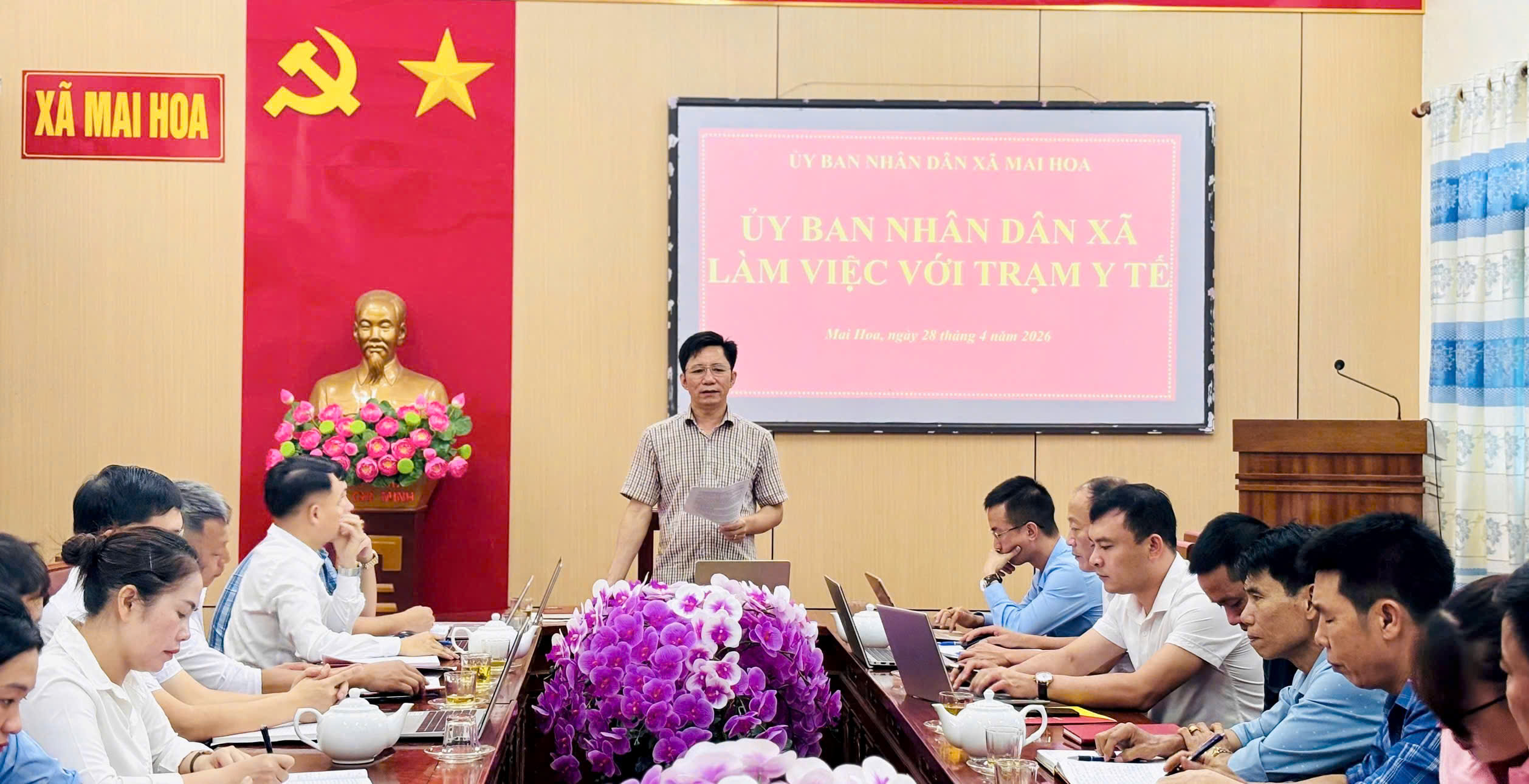 Chủ tịch UBND xã Phạm Ngọc Tạo chủ trì buổi làm việc với Trạm Y tế xã