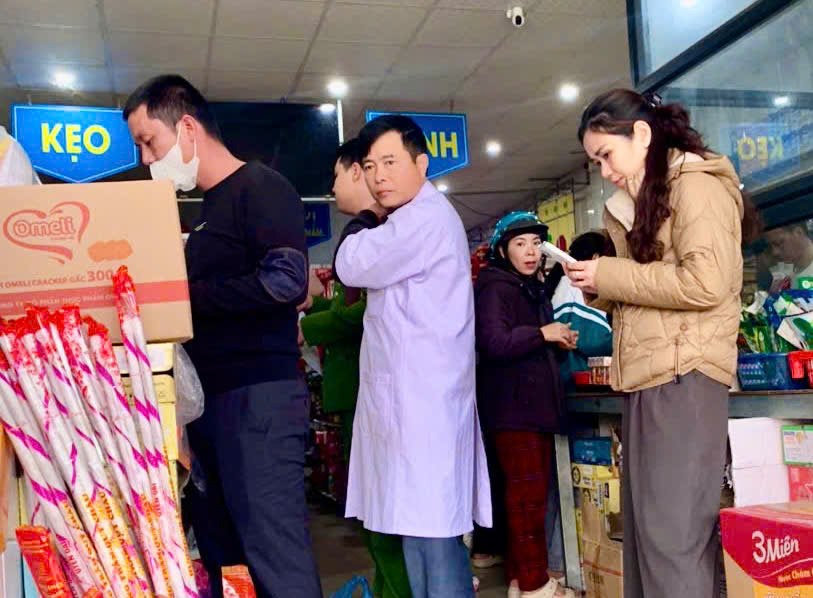 Đoàn kiểm tra liên kiểm tra ATTP lập biên bản 4 hộ kinh doanh và thu hồi nhiều mặt hàng