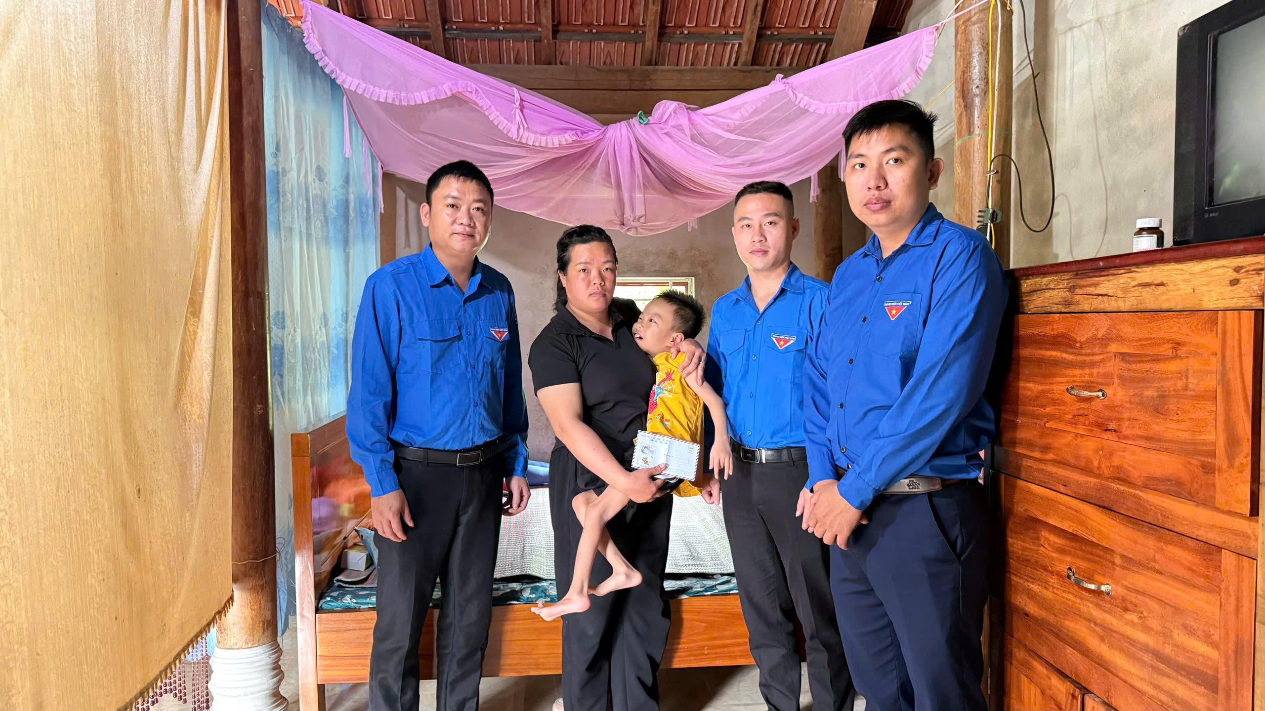 Chi đoàn cơ quan UBND xã trao tặng quà cho các em học sinh có hoàn cảnh khó khăn, trẻ mồ côi