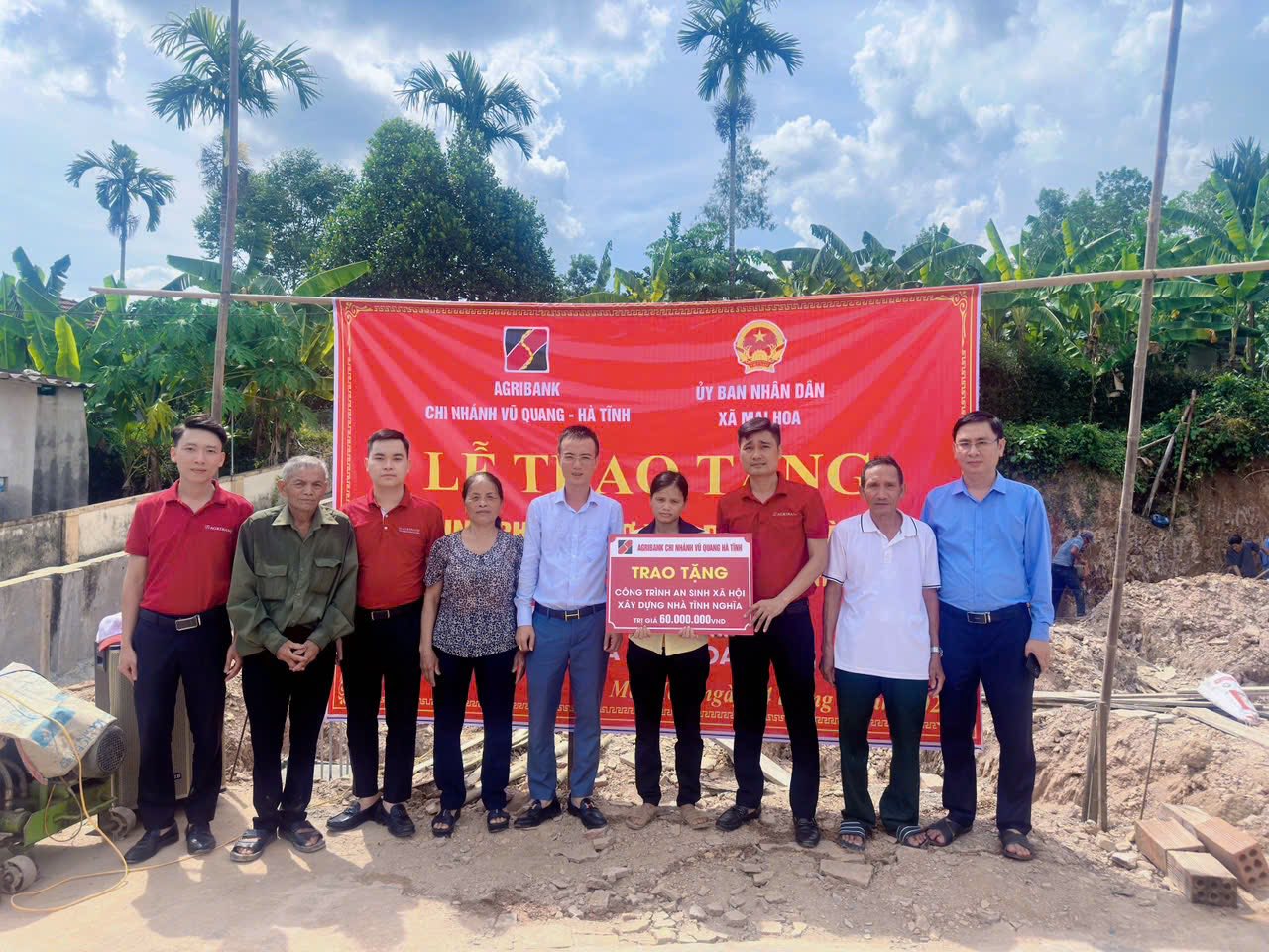 Trao tặng kinh phí hỗ trợ xây dựng nhà ở cho hộ gia đình có hoàn cảnh khó khăn trên địa bàn xã Mai Hoa