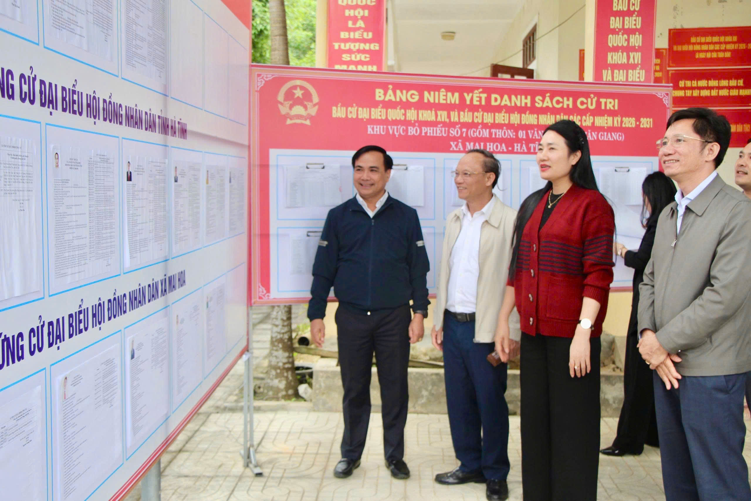 Phó Chủ tịch HĐND tỉnh Nguyễn Thị Việt Hà kiểm tra công tác chuẩn bị bầu cử tại xã Mai Hoa