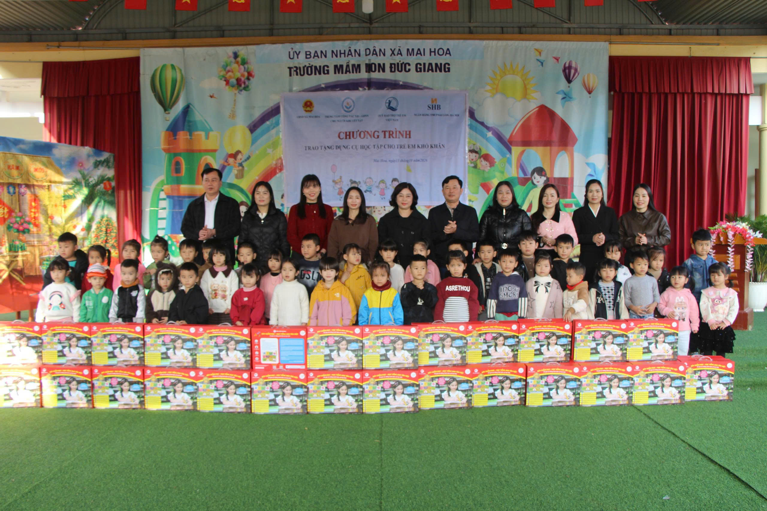 	 Trao tặng 50 suất quà bộ Bút chấm đọc Tiếng Anh cho trẻ em có hoàn cảnh khó khăn xã Mai Hoa. 