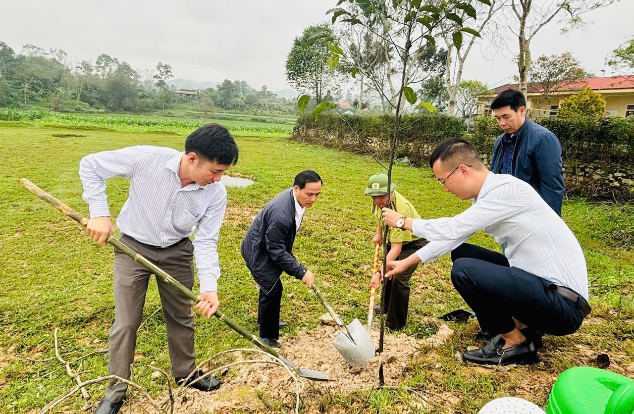 Xã Mai Hoa: Phát động và ra quân “Tết trồng cây đời đời nhớ ơn Bác Hồ” 