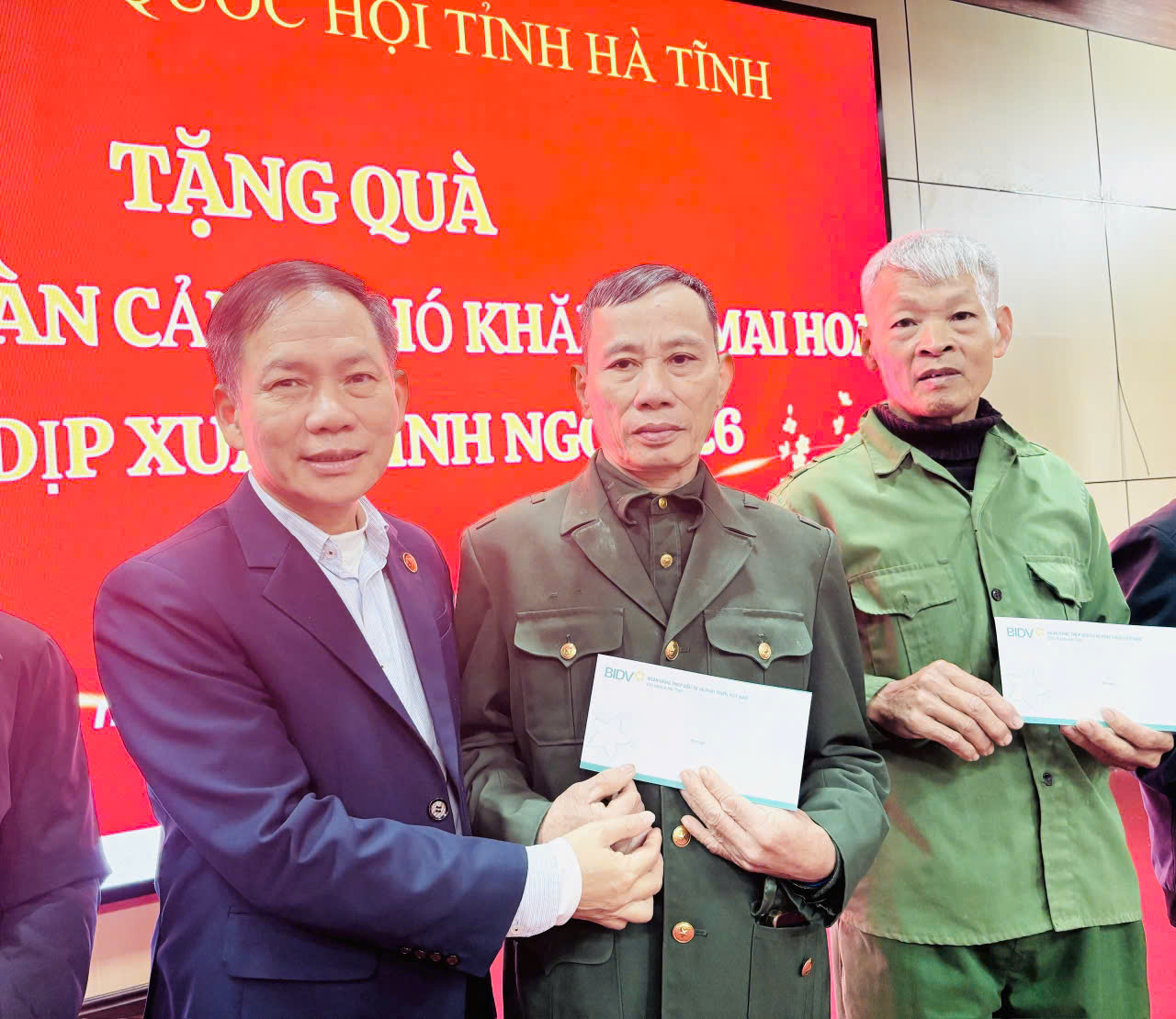 Trao 70 suất quà của Đoàn Đại biểu Quốc hội tỉnh Hà Tĩnh cho các hộ có hoàn cảnh khó khăn xã Mai Hoa.