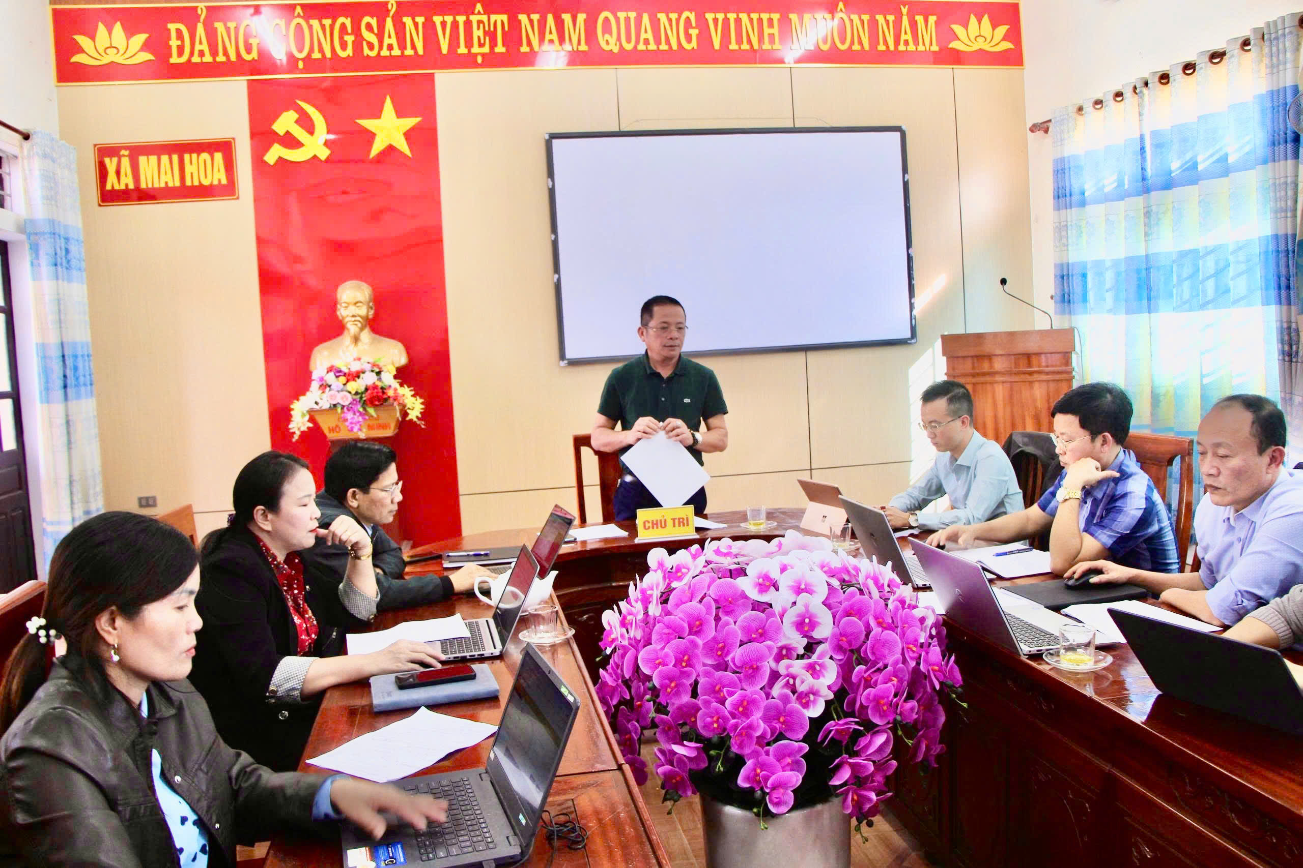 Ban Kinh tế ngân sách, HĐND xã Mai Hoa thẩm tra các báo cáo, tờ trình, dự thảo Nghị quyết trình kỳ họp cuối năm 2025.