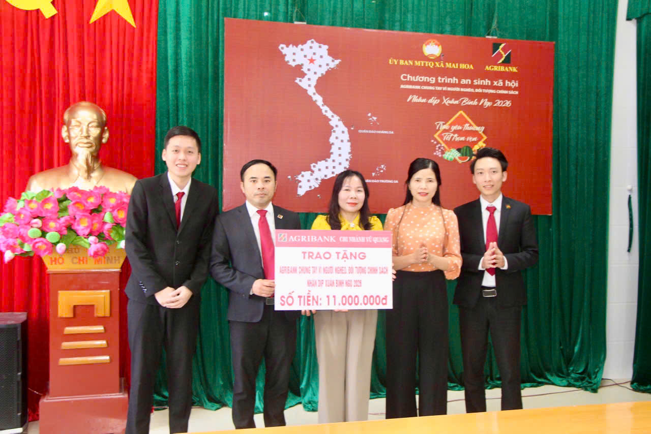 Ngân hàng Agribank chi nhánh Vũ Quang trao 22 suất quà tết cho hộ nghèo xã Mai Hoa
