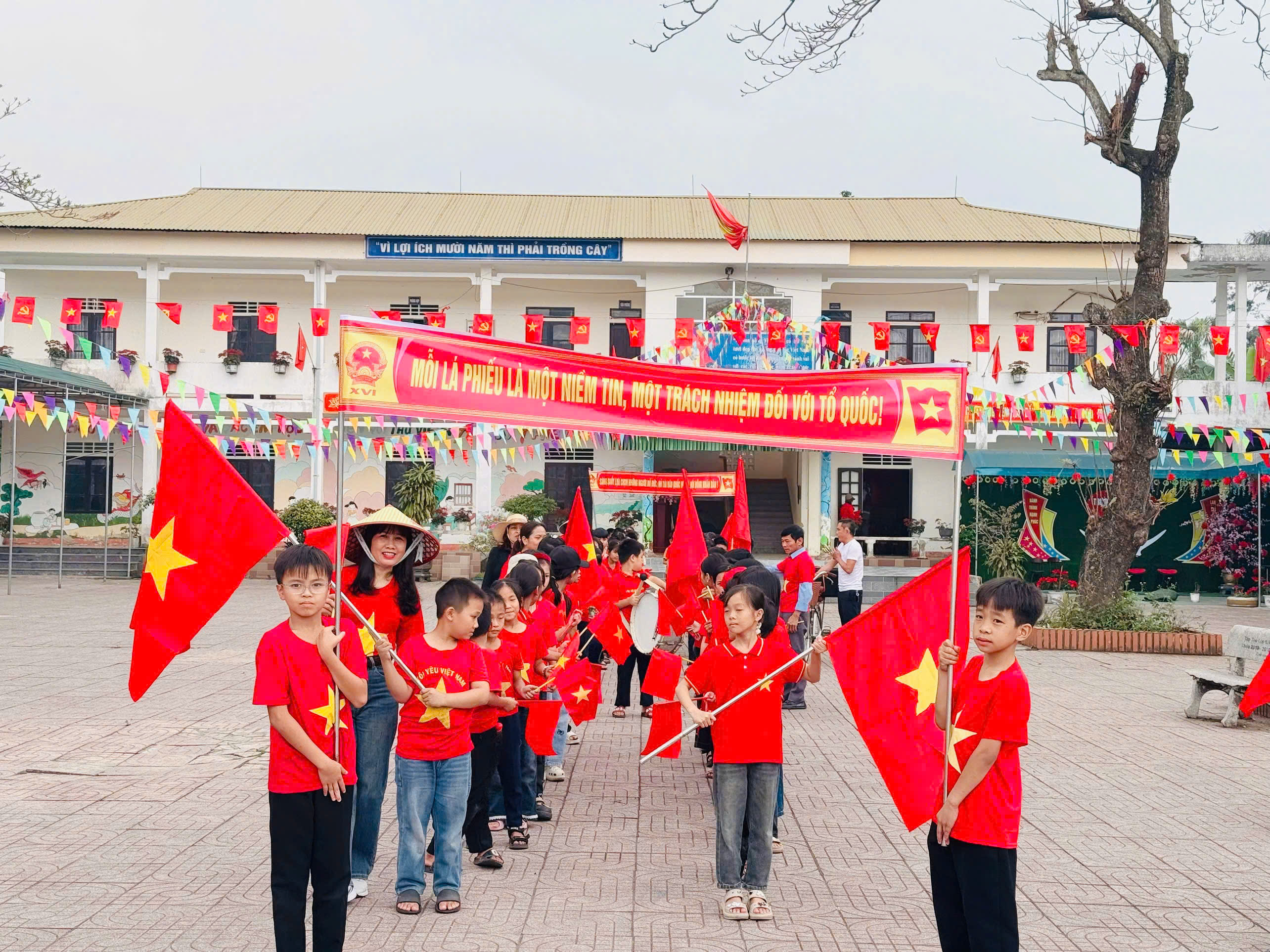 Trường Tiểu học Đức Giang cổ động tuyên truyền lưu động Bầu cử đại biểu Quốc và HĐND các cấp