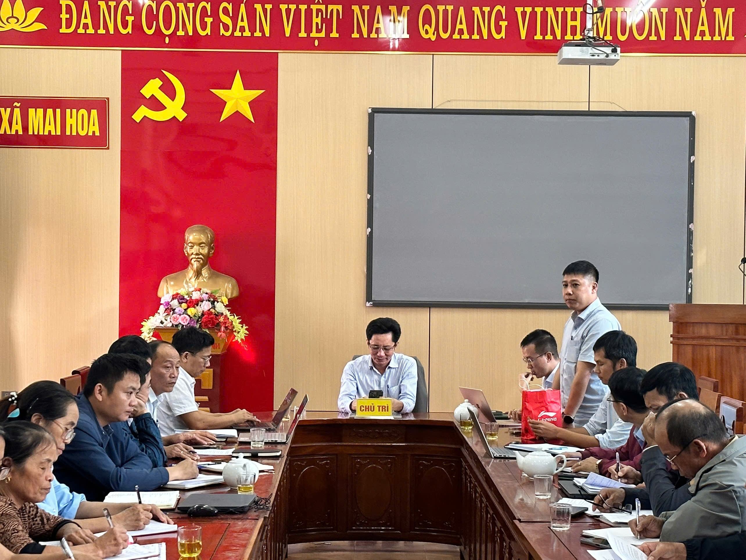 Xã Mai Hoa làm việc với Công ty TNHH hạt giống Nông Phát triển khai trồng ngô ngọt, bí xanh.