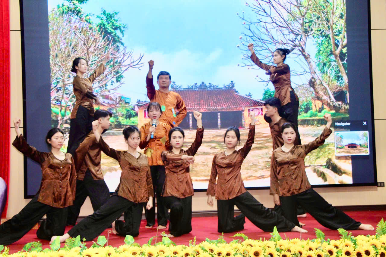 Lãnh đạo xã Mai Hoa duyệt kịch “ Ánh lửa Mai Hoa” trước khi công diễn