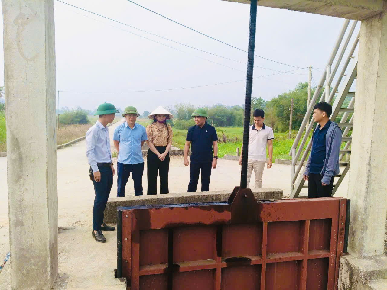 Lãnh đạo xã Mai Hoa kiểm tra sản xuất, chăn nuôi trên địa bàn