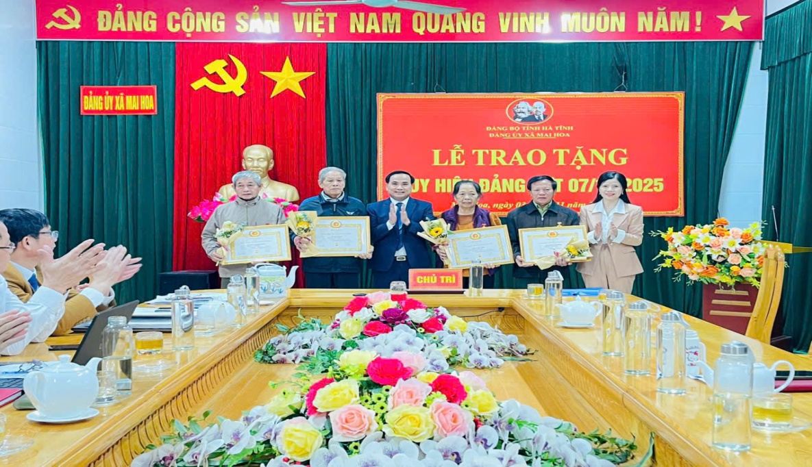 Đảng bộ xã Mai Hoa tổ chức Lễ trao tặng Huy hiệu Đảng đợt 7/11/2025