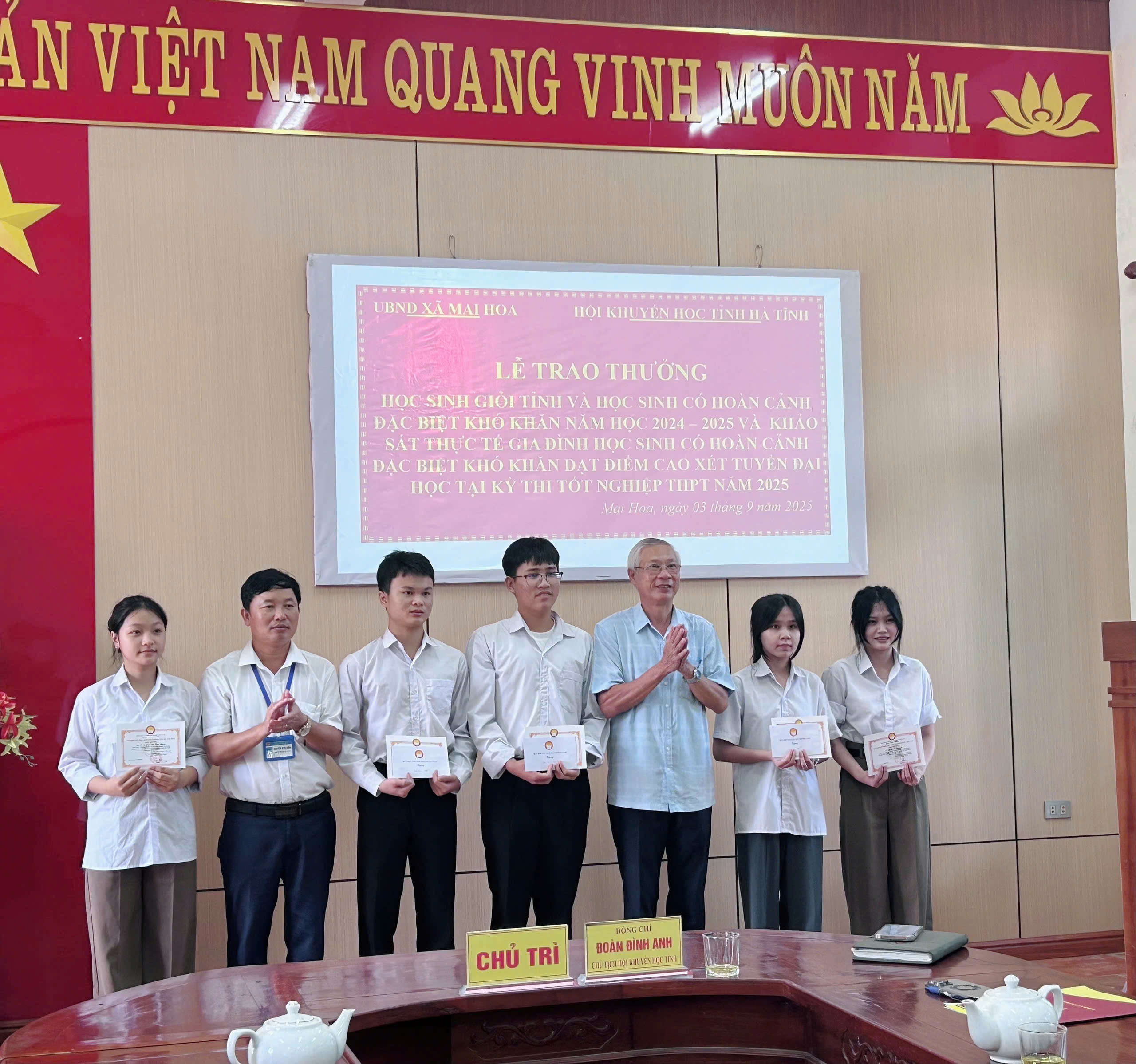 Xã Mai Hoa trao thưởng cho học sinh giỏi tỉnh và học sinh có hoàn cảnh đặc biệt khó khăn năm 2024 - 2025