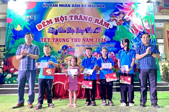 Ấm áp chương trình Trung thu “Đêm hội trăng rằm – Lồng đèn thắp sáng ước mơ” ở xã Mai Hoa