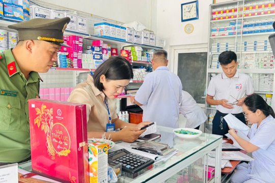Xã Mai Hoa kiểm tra, hướng dẫn việc chấp hành quy định pháp luật tại các cơ sở kinh doanh dược, mỹ phẩm. 