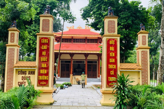 Cựu chiến binh xã Mai Hoa chỉnh trang khuôn viên và trồng hoa Nhà bia tưởng niệm liệt sĩ