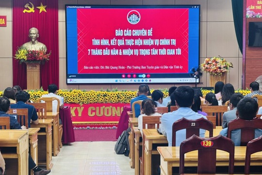 Xã Mai Hoa tham dự Hội nghị trực tuyến bồi dưỡng chính trị cho đội ngũ cán bộ quản lý, giáo viên.