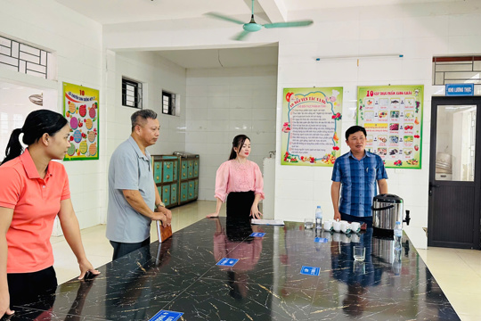 UBND xã Mai Hoa thẩm định điều kiện tổ chức bán trú tại Trường Mầm non Mai Hoa