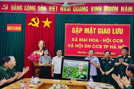 Hội Cựu chiến binh và Hội Doanh nhân Cựu chiến binh TP Hà Nội đến thăm xã Mai Hoa 