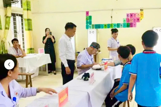Trạm Y tế xã Mai Hoa tổ chức khám sức khỏe định kỳ cho học sinh