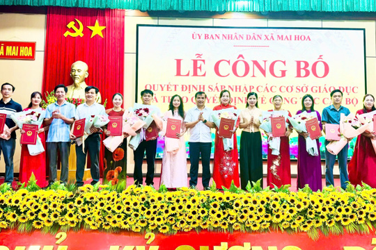 xã Mai Hoa tổ chức Lễ công bố Quyết định về sáp nhập các cơ sở giáo dục và công tác cán bộ