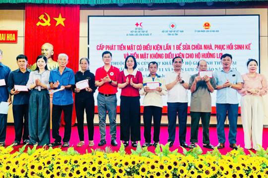 Cấp phát tiền mặt hỗ trợ 194 hộ dân xã Mai Hoa bị ảnh hưởng bởi thiên tai