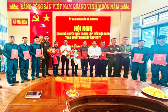 Xã Mai Hoa: Công bố quyết định thành lập kết nạp Tiểu đội Dân quân thường trực.