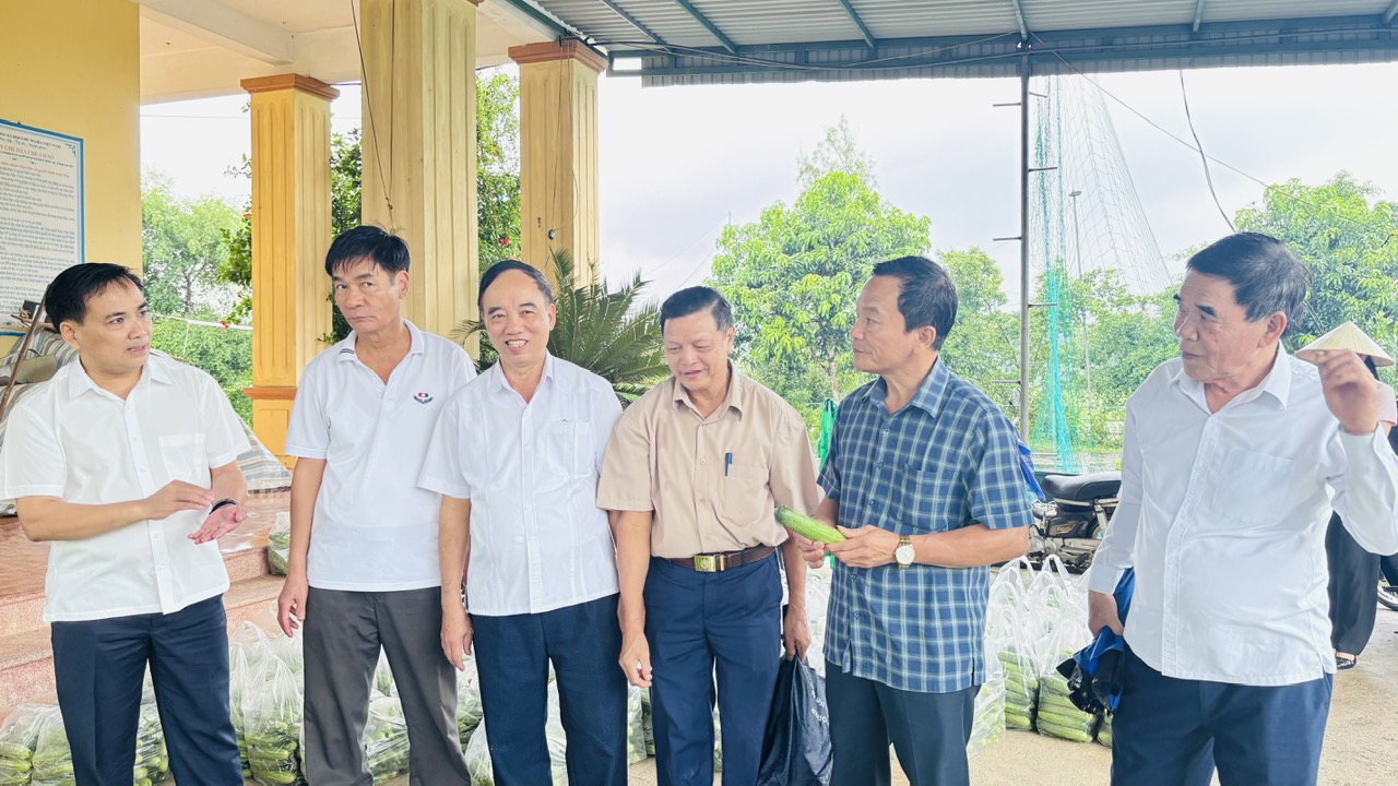 Đoàn nguyên cán bộ lãnh đạo huyện Vũ Quang, Đức Thọ qua các thời kỳ tham quan mô hình kinh tế, xây dựng nông thôn mới tại xã Mai Hoa
