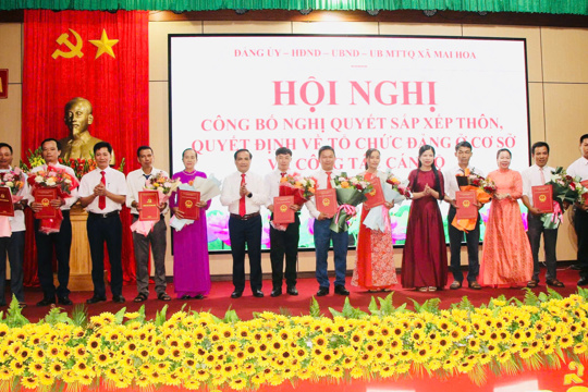 xã Mai Hoa tổ chức Hội nghị công bố các Nghị quyết, Quyết định thành lập các chi bộ trường học, thôn, tổ chức bộ máy cán bộ thôn sau sắp xếp