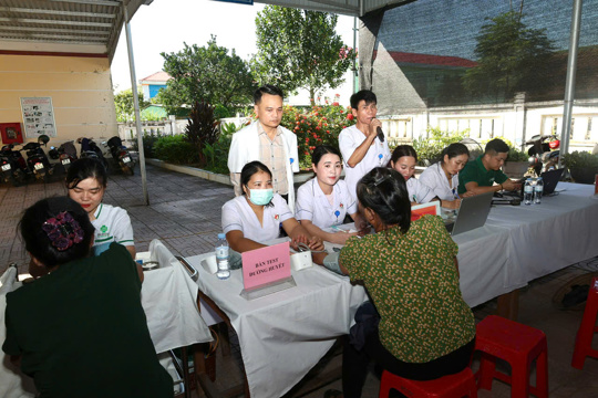 Mai Hoa: Khám, tư vấn và cấp thuốc miễn phí cho người cao tuổi và các đối tượng khó khăn