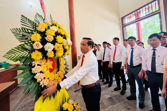 Đoàn cán bộ xã Mai Hoa dâng hoa, thắp hương Nhà bia tưởng niệm anh hùng liệt sỹ trên địa bàn 