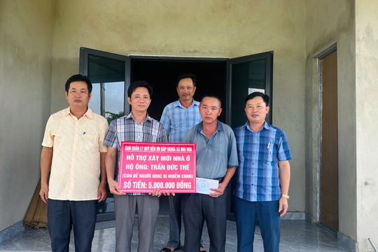 Xã Mai Hoa trao 5 triệu đồng hỗ trợ xây nhà cho thân nhân người hoạt động kháng chiến bị nhiễm chất độc hóa học